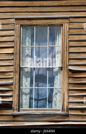 Fenêtre d'une vieille maison à la ville minière historique de Belmont, Nevada. Banque D'Images