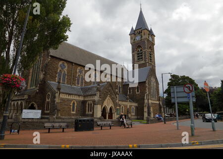 Saint David's Church sur une rue principale à Neath dans une position de premier plan dans la ville montrant sa tour avec 4 tourelles et 4 cadrans de montre. Banque D'Images