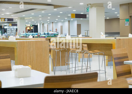L'intérieur du tableau blanc et table en bois sur la cour dans centre commercial. food centre in department store. Banque D'Images