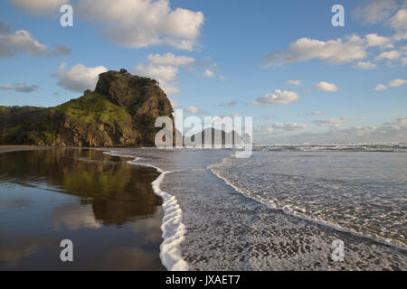 Le Rocher du Lion sur Piha beach, en Nouvelle-Zélande. Banque D'Images