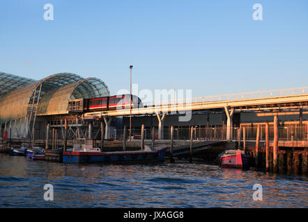 Train moderne déménagement de la station de monorail de verre au-dessus de la mer. Venise, Italie Banque D'Images