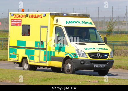 Une ambulance l'accélération sur une mission près de l'aéroport Heathrow de Londres, UK Banque D'Images