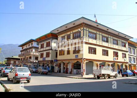 Paro, Bhoutan- Novembre 06, 2012 : bâtiment de style bhoutanais traditionnel décoré avec des cadres de fenêtre en bois sculpté à Paro, Bhoutan Ville Banque D'Images