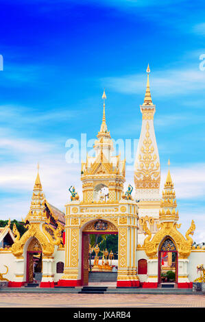 Portail principal de temple bouddhiste de Wat Phra That Phanom, dans la province de Nakhon Phanom, Thaïlande Banque D'Images