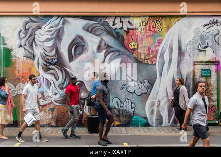 Leur travail est terminé dans Apollo Berwick Street. Dans PichiAvo : dieux nous confiance - une nouvelle commission et d'exposition à Londres, l'unité de Wardour Street, d'artistes espagnols PichiAvo. La façade extérieure et les murs intérieurs de l'Unité en bas de Londres galerie sont couvertes de la tête couleur-de-pied par PichiAvo graffiti le mélange unique d'art et styles. Banque D'Images