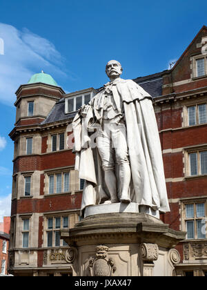 Taille de la vie statue commémorative en pierre de Portland de Charles Henry Wilson 1833 à 1907 Lord Nunburnholme sur Alfred Gelder Street in Hull Yorkshire Angleterre Banque D'Images