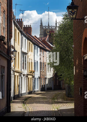 Maisons colorées le long de la rue Prince de la vieille ville avec la cathédrale au-delà de Hull Yorkshire Angleterre Banque D'Images