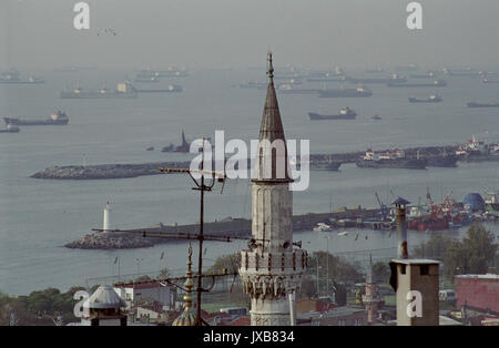 BOSPHORE ISTANBUL - UN GRAND NOMBRE DE NAVIRES ATTENDENT DE PASSER LE DETROIT - ISTANBUL - Istanbul TURQUIE PORT - ARGENT IMAGE © Frédéric Beaumont Banque D'Images