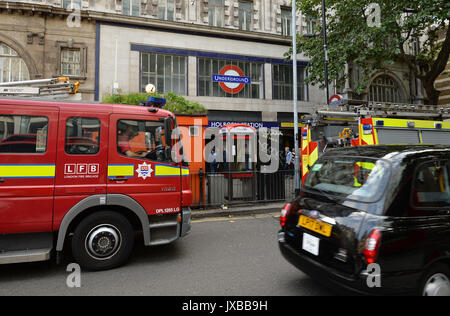 Véhicules d'incendie en dehors d'un fermé la station de métro Holborn à Londres où les ingénieurs sont contrôle d'un train défectueux. Banque D'Images