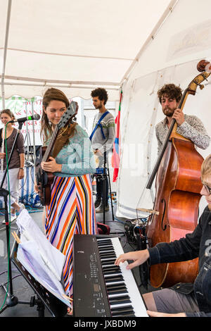 Groupe de jazz, vivaneaux chien Gator, réalisation tente ouverte de Ramsgate Festival en journée. Vue latérale de la queue de bande avec orgue et le guitariste le plus proche. Banque D'Images