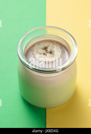 Des pâtisseries françaises Delious avec fond coloré Banque D'Images