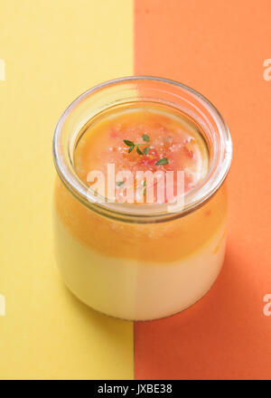 Des pâtisseries françaises Delious avec fond coloré Banque D'Images