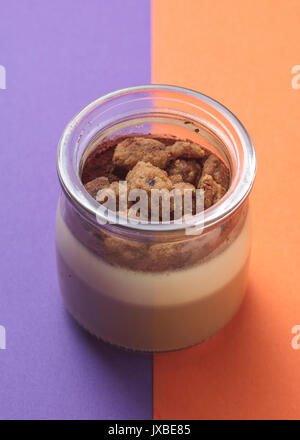 Des pâtisseries françaises Delious avec fond coloré Banque D'Images