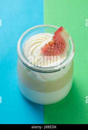 Des pâtisseries françaises Delious avec fond coloré Banque D'Images