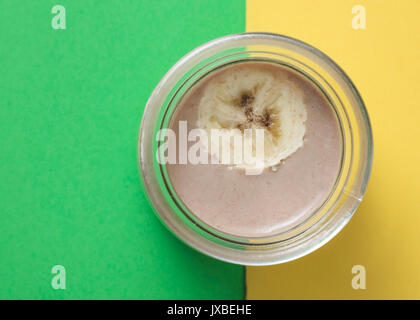 Des pâtisseries françaises Delious avec fond coloré Banque D'Images