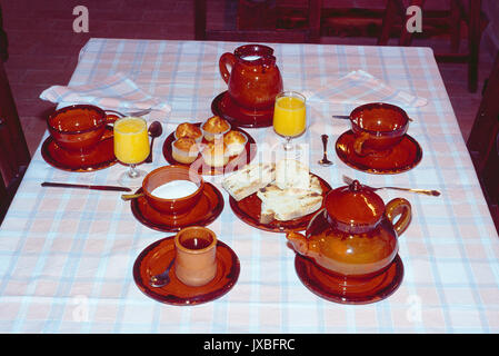 Petit-déjeuner en chambre rural : jus d'orange, muffins, toasts, miel, lait et café. Soria, Espagne. Banque D'Images