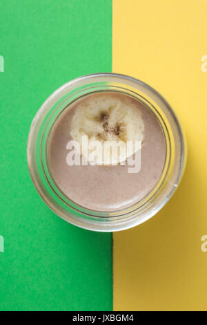 Des pâtisseries françaises Delious avec fond coloré Banque D'Images