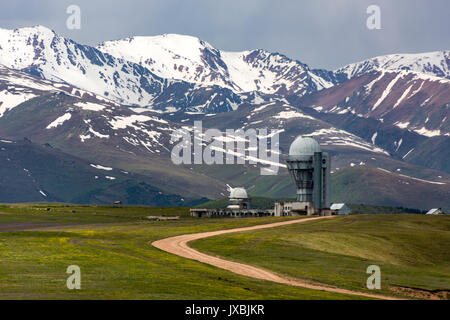 Observatoire de l'Assy-Turgen dans vallée en face d'une chaîne de montagnes Banque D'Images