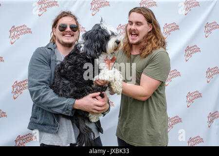 Pat et Jack Pierce de la Pierce Brothers présentent les coulisses de Cropredy Festival, Banbury, Oxfordshire, Angleterre, 11 août 2017 Banque D'Images