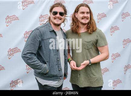 Pat et Jack Pierce de la Pierce Brothers présentent les coulisses de Cropredy Festival, Banbury, Oxfordshire, Angleterre, 11 août 2017 Banque D'Images