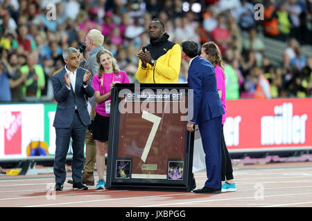 Usain Bolt (Jamaïque) recevoir un prix après avoir pris sa retraite de l'athlétisme au Championnats du monde IAAF 2017, Queen Elizabeth Olympic Park, Stratford, London, UK. Banque D'Images