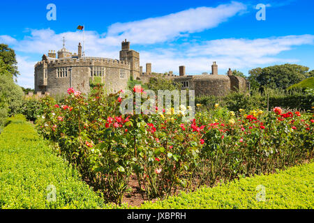 Jardin de roses en fleur, , château de Deal Banque D'Images