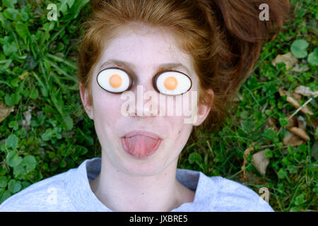 Funny Girl, portrait, les oeufs de Pâques sur les yeux, Pâques, Haute-Bavière, Bavière, Allemagne Banque D'Images