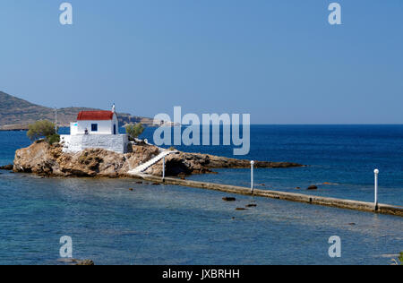 Eglise Aghios Isidhoros situé sur une petite île reliée à la terre ferme par un étroit causway, Leros, Dodécanèse, Grèce. Banque D'Images