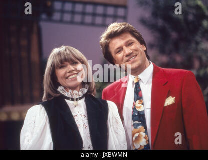 Deutsches Schlagerduo Monika Hauff und Klaus Dieter Henkler, Deutschland 1990er Jahre. Schlager allemand duo Hauff et Henkler, l'Allemagne des années 1990. Banque D'Images