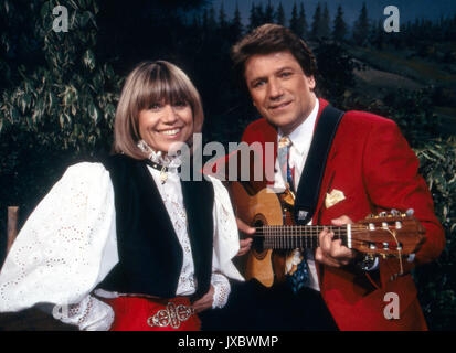 Deutsches Schlagerduo Monika Hauff und Klaus Dieter Henkler, Deutschland 1990er Jahre. Schlager allemand duo Hauff et Henkler, l'Allemagne des années 1990. Banque D'Images