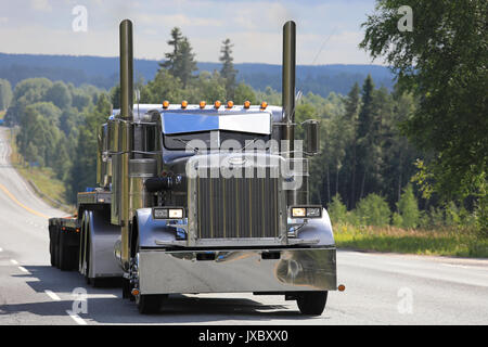 Kokemäki, FINLANDE - le 10 août 2017 : argent magnifique Peterbilt 359 S Année 1973 semi-remorque de Fredrik Biehl prend part à l'AC. 420 km de long chariot Banque D'Images