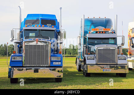 ALAHARMA, FINLANDE - le 11 août 2017 : American Classic Bleu Kenworth et Freightliner semi-tracteurs afficher sur Power Truck Show 2017. Banque D'Images