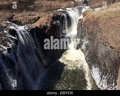 Le majestueux Grand Falls dans la région de Paterson, New Jersey, USA au printemps avec un arc-en-ciel Banque D'Images