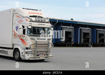 SEINAJOKI, FINLANDE - le 12 août 2017 : blanc personnalisé camion de transport frigorifique Scania P Kantola Ky à la zone de chargement d'un entrepôt. Banque D'Images