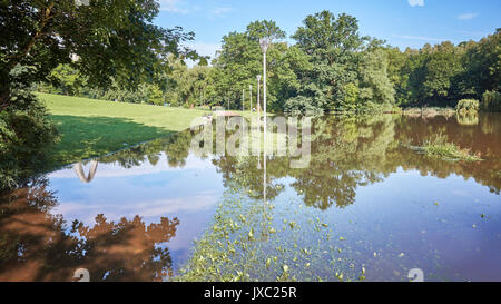 Sentier inondé dans un parc de la ville après de fortes pluies. Banque D'Images