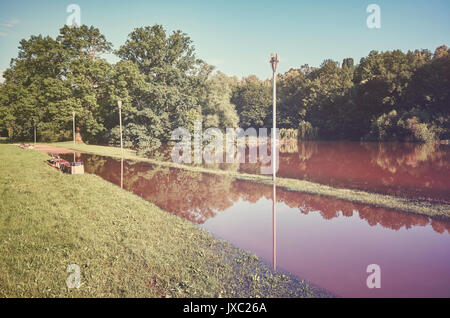 Vintage photo aux couleurs d'une voie inondée dans un parc de la ville après de fortes pluies. Banque D'Images