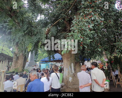 Davao City, Philippines. Août 15, 2017. Des centaines de deuxième et troisième génération de la guerre 27-31 avec les Philippins 2 descendants japonais dans la ville de Davao commémore 'Ireisai' ou 'Memorial' Service à leurs proches défunts qui reposent en paix au cimetière de malade mental à Taichung. Malade mental est le village de Little Tokyo Davao avant-guerre où la communauté contribue dans le cityhood de Davao à travers l'industrie de l'abaca que les Japonais ont aidé à s'épanouir. Credit : PACIFIC PRESS/Alamy Live News Banque D'Images