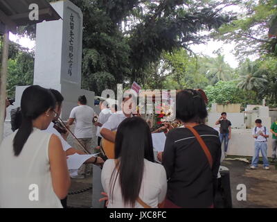 Davao City, Philippines. Août 15, 2017. Des centaines de deuxième et troisième génération de la guerre 27-31 avec les Philippins 2 descendants japonais dans la ville de Davao commémore 'Ireisai' ou 'Memorial' Service à leurs proches défunts qui reposent en paix au cimetière de malade mental à Taichung. Malade mental est le village de Little Tokyo Davao avant-guerre où la communauté contribue dans le cityhood de Davao à travers l'industrie de l'abaca que les Japonais ont aidé à s'épanouir. Credit : PACIFIC PRESS/Alamy Live News Banque D'Images