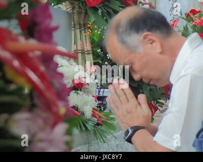 Davao City, Philippines. Août 15, 2017. Des centaines de deuxième et troisième génération de la guerre 27-31 avec les Philippins 2 descendants japonais dans la ville de Davao commémore 'Ireisai' ou 'Memorial' Service à leurs proches défunts qui reposent en paix au cimetière de malade mental à Taichung. Malade mental est le village de Little Tokyo Davao avant-guerre où la communauté contribue dans le cityhood de Davao à travers l'industrie de l'abaca que les Japonais ont aidé à s'épanouir. Credit : PACIFIC PRESS/Alamy Live News Banque D'Images