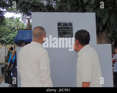 Davao City, Philippines. Août 15, 2017. Des centaines de deuxième et troisième génération de la guerre 27-31 avec les Philippins 2 descendants japonais dans la ville de Davao commémore 'Ireisai' ou 'Memorial' Service à leurs proches défunts qui reposent en paix au cimetière de malade mental à Taichung. Malade mental est le village de Little Tokyo Davao avant-guerre où la communauté contribue dans le cityhood de Davao à travers l'industrie de l'abaca que les Japonais ont aidé à s'épanouir. Credit : PACIFIC PRESS/Alamy Live News Banque D'Images