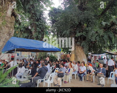 Davao City, Philippines. Août 15, 2017. Des centaines de deuxième et troisième génération de la guerre 27-31 avec les Philippins 2 descendants japonais dans la ville de Davao commémore 'Ireisai' ou 'Memorial' Service à leurs proches défunts qui reposent en paix au cimetière de malade mental à Taichung. Malade mental est le village de Little Tokyo Davao avant-guerre où la communauté contribue dans le cityhood de Davao à travers l'industrie de l'abaca que les Japonais ont aidé à s'épanouir. Credit : PACIFIC PRESS/Alamy Live News Banque D'Images