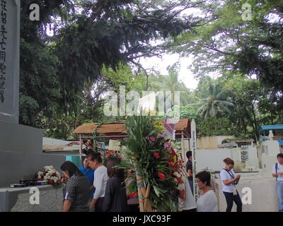 Davao City, Philippines. Août 15, 2017. Des centaines de deuxième et troisième génération de la guerre 27-31 avec les Philippins 2 descendants japonais dans la ville de Davao commémore 'Ireisai' ou 'Memorial' Service à leurs proches défunts qui reposent en paix au cimetière de malade mental à Taichung. Malade mental est le village de Little Tokyo Davao avant-guerre où la communauté contribue dans le cityhood de Davao à travers l'industrie de l'abaca que les Japonais ont aidé à s'épanouir. Credit : PACIFIC PRESS/Alamy Live News Banque D'Images