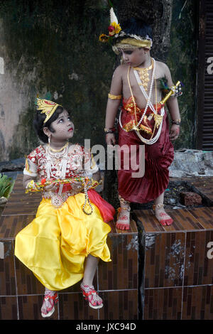 Kolkata, Inde. 14Th Aug 2017. Enfant dans le Seigneur Krishna Janmastami prend des atours de pièces dans Festival à Kolkata. Les enfants s'habiller comme Le Seigneur Krishna à participer le festival Janmastami au temple le 14 août 2017 à Calcutta. Credit : Saikat Paul/Pacific Press/Alamy Live News Banque D'Images