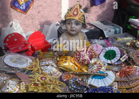 Kolkata, Inde. 14Th Aug 2017. Enfant dans le Seigneur Krishna Janmastami prend des atours de pièces dans Festival à Kolkata. Les enfants s'habiller comme Le Seigneur Krishna à participer le festival Janmastami au temple le 14 août 2017 à Calcutta. Credit : Saikat Paul/Pacific Press/Alamy Live News Banque D'Images