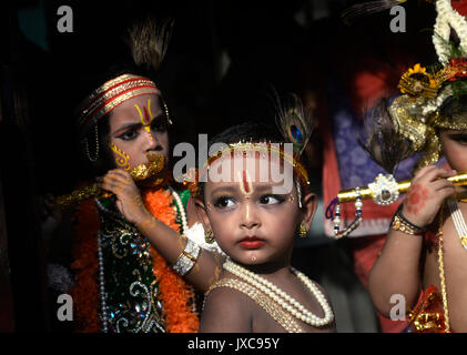 Kolkata, Inde. 14Th Aug 2017. Enfant dans le Seigneur Krishna Janmastami prend des atours de pièces dans Festival à Kolkata. Les enfants s'habiller comme Le Seigneur Krishna à participer le festival Janmastami au temple le 14 août 2017 à Calcutta. Credit : Saikat Paul/Pacific Press/Alamy Live News Banque D'Images