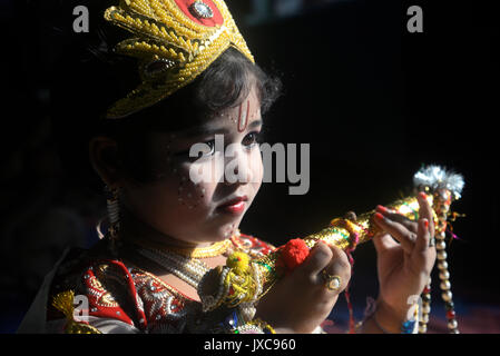 Kolkata, Inde. 14Th Aug 2017. Enfant dans le Seigneur Krishna Janmastami prend des atours de pièces dans Festival à Kolkata. Les enfants s'habiller comme Le Seigneur Krishna à participer le festival Janmastami au temple le 14 août 2017 à Calcutta. Credit : Saikat Paul/Pacific Press/Alamy Live News Banque D'Images