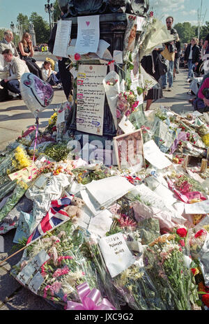 En DEUIL Le deuil à l'extérieur du palais de Buckingham le jour de ses funérailles. La mort de la princesse Diana a envoyé le monde en grand deuil. Banque D'Images