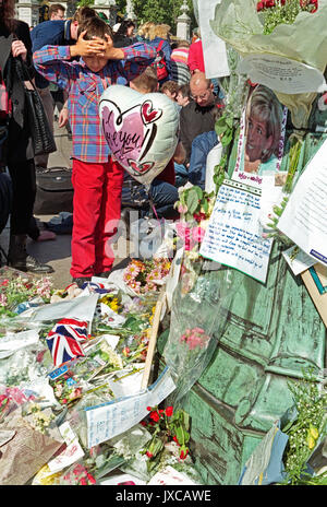 En DEUIL Le deuil à l'extérieur du palais de Buckingham le jour de ses funérailles. La mort de la princesse Diana a envoyé le monde en grand deuil. Banque D'Images