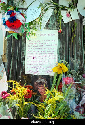 Des messages à une princesse. L'extérieur du palais de Buckingham le jour de ses funérailles. La mort de la princesse Diana a envoyé le monde en grand deuil. Banque D'Images