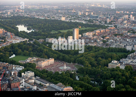 Vue aérienne générale de Buckingham Palace, Green Park, Hyde Park et St James's Park, Londres. Banque D'Images